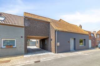 eze instapklare en smaakvol gerenoveerde gezinswoning biedt een bewoonbare oppervlakte van maar liefst 193 m² en is gelegen op een ruim perceel van 797 m² in een rustige, doodlopende straat met prachtige landelijke vergezichten.<p>De woning werd doorheen de jaren grondig gerenoveerd en uitgebreid met een stijlvolle uitbouw, waarin een lichtrijke leefruimte en een centraal gelegen, volledig uitgeruste open keuken het hart van de woning vormen. Dankzij de doordachte indeling geniet u van een aangename woonbeleving met veel natuurlijk licht en een vlotte verbinding tussen binnen en buiten.</p><p>Momenteel beschikt de woning over drie volwaardige slaapkamers, met bovendien de mogelijkheid om eenvoudig extra slaapkamers te creëren, ideaal voor grotere gezinnen of wie nood heeft aan een thuisbureau of hobbyruimte.</p><p>Buiten wacht een fraai aangelegde tuin waar het heerlijk vertoeven is. De talrijke bijgebouwen bieden tal van mogelijkheden en omvatten onder meer een gezellige bar, perfect voor ontspanning of het ontvangen van familie en vrienden. Daarnaast beschikt de eigendom over een ruime carport en voldoende extra bergruimte.</p><p>Met een gunstig EPC-label B, een kwalitatieve afwerking, een royale woonoppervlakte en een rustige ligging in een doodlopende straat combineert deze woning energiezuinig en comfortabel wonen met rust, ruimte en een prachtig landelijk uitzicht.</p>