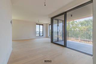 <p>Op een absolute toplocatie, midden in het bruisende centrum van Dendermonde, bevindt zich dit prachtig nieuwbouwappartement in de stijlvolle residentie Hof van Saeys. Gelegen op de 6de verdieping, geniet u van een uitzonderlijke lichtinval, een aangenaam gevoel van ruimte en een prachtig uitzicht over de stad.<br />Met een bewoonbare oppervlakte van ruim 100 m² biedt dit appartement alle comfort voor wie op zoek is naar hedendaags en zorgeloos wonen. De doordachte indeling omvat een ruime inkomhal, een lichtrijke leefruimte met grote raampartijen, een volledig ingerichte open keuken, een praktische berging, drie volwaardige slaapkamers, twee stijlvolle badkamers, een apart gastentoilet en een private kelderberging.<br />Dankzij de centrale ligging bevinden winkels, restaurants, openbaar vervoer en alle dagelijkse voorzieningen zich op wandelafstand. Hier combineert u het comfort van een recente woning met de levendigheid van het stadscentrum.<br />Een ondergrondse staanplaats kan afzonderlijk worden aangekocht, wat het wooncomfort compleet maakt.<br />Bent u op zoek naar een ruim, instapklaar appartement op een toplocatie in Dendermonde? Dan is dit een unieke kans die u niet mag missen. Contacteer ons vandaag nog voor een bezoek dirk@berno.be.</p>