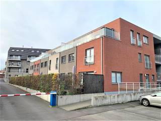 <p><span>Duplexappartement met inkomhal; afzonderlijke WC; living met toegang tot het terras en open keuken ingericht met afwasbak, vitrokeramische kookplaat, dampkap, oven, vaatwas, koelkast en kasten; berging met voorzieningen voor wasmachine;</span></p><p><span>Verdiep: nachthal; 3 slaapkamers waarvan 1 zeer groot; badkamer met dubbele lavabo, ligbad en douche; afzonderlijke WC; berging; zonnig en aangenaam terras met stadstuin; Autostaanplaats S11;</span></p><p><span>Algemene kosten inbegrepen in de huurprijs.</span></p><p><span>Nutsvoorzieningen: water, elektriciteit (dubbel tarief), centrale verwarming op gas, dubbel glas</span></p><p><span> </span></p>