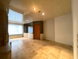 <p>Op zoek naar een centraal gelegen woning met potentieel?<br />Ontdek deze gezellige gezinswoning in Menen, op wandelafstand van de Grote Markt.<br /><br />De woning beschikt over een stadstuin, drie volwaardige slaapkamers, extra in te richten kamer en een praktische indeling. Dankzij de centrale ligging zijn alle voorzieningen vlot bereikbaar.</p>
<strong>Indeling:</strong><br />Inkomhal, leefruimte met aansluitende keuken en zicht op terras, apart toilet en ruime, droge kelder.<br />Op de eerste verdieping bevinden zich twee slaapkamers.<br />De tweede verdieping telt een derde slaapkamer (opgesplitst met valse wand) en een badkamer met douchebad, toilet en wastafel, met plaats voor een wasmachine.<br />De derde verdieping biedt een extra kamer, ideaal als vierde slaapkamer, bureau of hobbyruimte.
<p><strong>Troeven:</strong></p>

<ul><li>Centrale ligging nabij alle voorzieningen en op wandelafstand van de Leie</li><li>4 slaapkamers</li><li>Stadstuin met overdekt terras</li><li>Gezellige leefruimte met open keuken</li><li>Ruime, droge kelder</li><li>Praktische indeling met veel potentieel</li><li>Ideaal voor starters of investeerders</li></ul>
Renovatieplicht