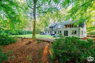 <p><span>Bezoekmoment op zaterdag 24 oktober van 10 tot 13 uur!</span></p><p><span>Inschrijven kan via info@allure-re.com of bel op het nummer 036663066.</span></p><p><span> </span></p><p><span>Karaktervolle villa schitterend gelegen in Dennendael met o.a. ruime leefruimte, ingerichte keuken, wasplaats, dubbel inpandige garage, apart bureel, 4 slaapkamers en 3 badkamers op een zuidwest georiënteerd perceel van 2.616 m².</span></p><p><span> </span></p><p><span>Gelijkvloers:</span></p><p><span>Inkomhal op tegelvloer, vestiaireruimte en gastentoilet met handenwasser. Apart bureel op parket. Vanuit de inkomhal toegang tot de ruime leefruimte op parket onderverdeeld in zit- en eetgedeelte. Aansluitend ingerichte leefkeuken voorzien van oven, microgolf, ingebouwd koffiemachine, vaatwasser, gasvuur, dampkap en koelkast. Verder is er op het gelijkvloers een berging met voorziening wasmachine en droogkast en een dubbele inpandige garage met automatische toegangspoort.</span></p><p><span> </span></p><p><span>Eerste verdieping:</span></p><p><span>Masterunit met dakterras en ensuite badkamer voorzien van dubbele lavabo, douche, ligbad, apart toilet, dressingruimte en bergruimte.</span></p><p><span>Verder is er nog een tweede slaapkamer met dressing en ensuite badkamer voorzien van douche, wastafel en toilet en een derde slaapkamer op parket met ingemaakte kasten. Tot slot is er een vierde slaapkamer met ingemaakte kasten en ingerichte badkamer voorzien van wastafel, toilet en ligbad.</span></p><p><span> </span></p><p><span>Zolder</span></p><p><span>Vanuit de nachthal toegang tot de bergzolder d.m.v. vlizotrap.</span></p><p><span> </span></p><p><span>Kelder:</span></p><p><span>Kelderruimte is onderverdeeld in een technische ruimte en wijnkelder.</span></p><p><span> </span></p><p><span>Tuin:</span></p><p><span>Vooraan oprijlaan met parkeergelegenheid voor meerdere wagens. De privatieve zuidwest georiënteerde tuin beschikt over een ruim terras.</span></p><p><span> </span></p><p><span>Bijzonderheden: </span></p><p><span>- Gelegen op wandelafstand van centrum van Heide met o.a. winkels, scholen en station </span></p><p><span>- Ruim bewoonbaar volume</span></p><p><span>- 4 slaapkamers en 3 badkamers</span></p><p><span>- Inpandige garage voor 2 wagens</span></p><p><span>- Zuidwest oriëntatie</span></p><p><span>- Rolluiken</span></p><p><span>- Zonnepanelen</span></p><p><span>- Volledig omheind op 1m80 </span></p>