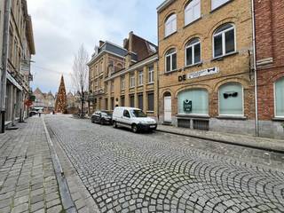 Dit handelspand (53m²) is gelegen in de D'Hondtstraat, een zijstraat van de Grote Markt en bestaat uit een inkom, een handelsruimte voorzien...