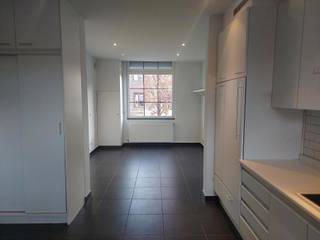 <p><strong>Woning met twee slaapkamers, klein tuintje en fietsenberging niet ver van de haven van Turnhout. EPC 528 kWh/m² (label F). Beschikbaar: vanaf 15/01/2026.</strong></p>
<p><strong>Ligging:</strong> Op wandel afstand van de Nieuwe kaai en niet ver van het treinstation.</p>
<p><strong>Indeling: </strong>Inkomhal, toilet, woonkamer, open keuken, berging, twee slaapkamers, badkamer. <strong>Buiten:</strong> terras/tuin, tuinberging.</p>
<p><strong>Omschrijving: </strong>U betreedt de woning via de inkomhal met apart toilet. Aansluitend bevindt zich de leefruimte met open keuken, die is uitgerust met een koelkast, vaatwasser, kookplaat en dampkap en veel kastruimte. Er is een berging aanwezig met aansluitingen voor wasmachine. Verder beschikt de woning over twee slaapkamers en een badkamer met wastafal in meubel en een ligbad. Het terras met tuinberging is toegankelijk via de keuken. Beschikbaar: onmiddellijk.</p>