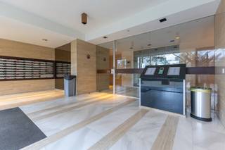 Immo Pické biedt u dit uiterst gunstig gelegen appartement aan, gelegen in de nabijheid van scholen, winkels, openbaar vervoer, invalswegen en alle voorzieningen. Dit appartement, gelegen op de 7e verdieping (met lift), beschikt over een inkomhal, een lichtrijke woonkamer met eetplaats, een keuken, een nachthal, twee slaapkamers (13m² en 9,50 m²), een toilet, een berging en een badkamer. Daarnaast beschikt dit appartement ook nog over een leuk terras dat zicht geeft op het kanaal. Maandelijkse lasten: +- 300 euro per maand (893 per trimester). De verwarming, het water, het onderhoud van de gemene delen, de syndicus, de brandverzekering, het gebruik van de lift, ... zijn allemaal inbegrepen in deze lasten.