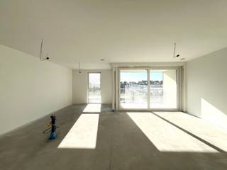 <p><span><strong>Reeds meer dan 60% verkocht!</strong></span><br /><br />Binnenkort van één van deze nieuwbouw appartementen uw thuis maken, midden in het centrum van Maldegem? Dit is de kans!<br /><br />Project Koffiebranderij bevindt zich in het bruisende centrum van Maldegem. Met alle faciliteiten op wandelafstand. Het project bestaat uit 23 appartementen en 4 penthouses. Langs de achterzijde kunt u genieten van een prachtig aangelegde binnentuin. Bovendien zijn de appartementen op het gelijkvloers voorzien van een privé tuintje.<br /><br /></p>
<p>Op de gelijkvloerse verdieping is er nog keuze uit <strong>1-2 slaapkamer appartementen</strong>. Op verdieping 1 en 2 zijn dit <strong>2 slaapkamer appartementen.</strong> <br />Deze zullen uiteraard aan alle hedendaagse energienormen voldoen. Ieder appartement is voorzien van GEOTHERMISCHE WARMTEPOMPEN, vloerverwarming met passieve koeling en ZONNEPANELEN. Het gebouw heeft een zuidgerichte oriëntatie waardoor je steeds kan genieten van het zonnetje vanop je terras of in je tuintje.<br /><br />Ondergronds zijn zowel parkeergarages, staanplaatsen als fietsenstalling terugvinden. Bovengronds wordt nog een extra fietsenberging voorzien met parkeerplaatsen.<br /><br /></p>
<p>Bij aankoop van een appartement is het mogelijk dit helemaal <span><strong>op maat en naar eigen smaak in de richten</strong></span>. U heeft nog de mogelijkheid de vloeren, keuken, badkamer, … zelf te kiezen bij de hiervoor aangeduide leveranciers.<br />Vloeren/keukens op de foto's zijn ter illustratie van reeds verkocht appartementen. <br /><br />Nieuwsgierig naar deze tijdloze bouw met grote raampartijen en ultiem comfort?<br /><br />Contacteer Bonne Vastgoed 7 op 7 voor meer info via 0468/104040 of info@bonnevastgoed.be</p>