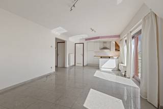 <p><strong>Ruim 1-slaapkamer appartement met twee zongerichte terrassen in Koksijde</strong></p>

<p>Koksijde : Dit charmante appartement biedt een ruime en lichtrijke leefruimte met open keuken en een grote slaapkamer die uitgeeft op een comfortabel terras. Dankzij de twee zongerichte terrassen geniet je de hele dag van het buitenleven en van de zeebries. De badkamer is uitgerust met douche of bad en lavabo. Het appartement bevindt zich op een centrale ligging in Koksijde, op wandelafstand van het strand, winkels en openbaar vervoer. Ideaal als tweede verblijf, investering of als knus woonappartement voor wie wil genieten van het leven aan de kust.<br /><br />Troeven : </p>

<ul><li>2 zongerichte terrassen! </li><li>Recente constructie! </li><li>Ruim appartement! </li></ul>
<br />Meer informatie? Contacteer ons op 058 51 23 23 of op christian@eraservimo.be<br />