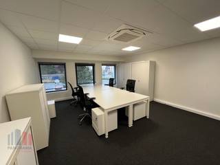 Fantastically located professional office space for 8 for rent along Antwerpse Steenweg, just 2 minutes' drive from the R4 Lochristi/Oostakker...