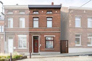 Op zoek naar een ruime op te frissen woning met karakter, een aangename tuin en alle voorzieningen vlakbij? Deze 3-gevelwoning in Clabecq, Tubize, biedt met maar liefst 216 m² bewoonbare oppervlakte verrassend veel ruimte voor het hele gezin.<br /><br />De woning beschikt over een royale leefruimte, een keuken, drie slaapkamers en een badkamer. De woning wordt verwarmd op gas en beschikt daarnaast over een houtkachel, die voor extra warmte en sfeer zorgt. Extra mogelijkheden vind je op de inrichtbare zolder, ideaal als bijkomende slaapkamer, bureau of hobbyruimte.<br /><br />Buiten geniet je van een verzorgde tuin, die praktisch bereikbaar is via de doorgang rechts van de woning. Parkeren kan voor de deur of op de parking op het plein.<br /><br />De ligging combineert het beste van twee werelden: je woont centraal in Clabecq, met winkels en openbaar vervoer op wandelafstand, terwijl de woning toch rustig gelegen is. Ook Halle bereik je in ongeveer 10 minuten met de wagen.<br /><br />Wil je deze woning te koop in Clabecq zelf ontdekken? Contacteer Immo Francois voor een bezoek. <br /><br />Denk je eraan om je woning in Tubize of omgeving te verkopen? Neem vrijblijvend contact op met Mathias van Immo Francois in Brussel voor een gratis schatting via meire@immofrancois.be.<br /><br />