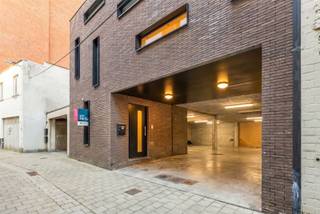 <p><span>GENT Unieke modern triplex appartement met ruime garage op toplocatie aan de Kouter</span></p><p><span>In een rustige en charmante steeg vlakbij de iconische De Kouter bevindt zich deze uitzonderlijke moderne woning, gebouwd in 2010. Een unieke combinatie van comfortabel wonen, werken en opslag op een absolute toplocatie in het hart van Gent.</span></p><p><span>Het triplex appartement beschikt over een royale en lichtrijke woon- en leefruimte met grote raampartijen die uitgeven op een groen en zonnig terras met uitstekende oriëntatie. Hier geniet u in alle rust van privacy en buitenruimte midden in de stad.</span></p><p><span>Verder omvat de woning:</span></p><ul><li><span>3 volwaardige en ruime slaapkamers </span></li><li><span>Moderne badkamer met comfortabele inloopdouche </span></li><li><span>2 ruime bergingen </span></li><li><span>Energiezuinige woning met gunstig EPC-label B </span></li></ul><p><span>Een absolute troef is de uitzonderlijk ruime garage/opslagplaats op het gelijkvloers, geschikt voor diverse doeleinden:</span></p><ul><li><span>plaats voor maar liefst 5 wagens </span></li><li><span>ruime fietsenberging </span></li><li><span>ideaal voor zelfstandigen, combinatie woon-werk, atelier of extra opslagruimte </span></li></ul><p><span>Dankzij de centrale ligging bevindt u zich op wandelafstand van winkels, restaurants, openbaar vervoer en alle troeven die het bruisende stadscentrum van Gent te bieden heeft.</span></p><p><span>Een unieke opportuniteit voor wie op zoek is naar ruimte, comfort en multifunctionaliteit op een absolute toplocatie.</span></p>