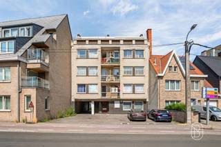 Te koop: lichtrijk hoekappartement met ruim terras in RoeselareCentraal gelegen in Roeselare bevindt zich op de 4e verdieping dit aangename hoekappartement van ca. 86 m², met twee slaapkamers, een ruim terras! Wat maakt dit pand uniek?Het appartement beschikt over een ruime en lichtrijke leefruimte met zit- en eetgedeelte en een aansluitende keuken. Dankzij de hoekligging geniet u doorheen het appartement van veel natuurlijk licht. Er zijn twee volwaardige slaapkamers, waarvan één met ingemaakte kasten, en een badkamer. De tweede kamer is eveneens perfect geschikt als bureau of logeerkamer. Buiten is er een ruim terras met een open uitzicht.Verder beschikt het appartementeen afgesloten fietsenstalling. Optioneel is er nog mogelijkheid om een 2 garages bij te kopen voor € 20.000/stuk.Voor wie is dit ideaal?Ideaal voor mensen die comfortabel willen wonen met een gezellige buitenruimte en parkeergelegenheid, vlak bij winkels, horeca en openbaar vervoer.Te koop via Immo Beguin, jouw vastgoedexpert sinds 2009.Meer info of bezoek via tessa@immobeguin.be