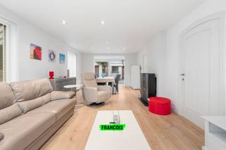 Op wandelafstand van het strand en het centrum van De Panne bevindt zich deze prachtige, instapklare en energiezuinige woning. De woning werd...