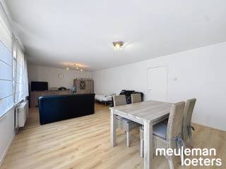 Dit prachtige appartement ligt midden in het centrum van Oostkamp, waardoor u geniet van alle voorzieningen binnen handbereik. Het beschikt over een zonnig terras, ideaal om te ontspannen en te genieten van het buitenleven in een rustige stedelijke omgeving.<br /><br />Het appartement is zeer lichtrijk dankzij de grote ramen die zorgen voor een aangename natuurlijk lichtinval. Met drie slaapkamers biedt het voldoende ruimte voor een gezin, een thuiskantoor of extra bergruimte. De praktische indeling maakt de woning aangenaam en functioneel in gebruik.<br /><br />Daarnaast is het appartement perfect voor wie op zoek is naar een comfortabele woonruimte met veel licht en buitenruimte, vlakbij winkels, restaurants en andere voorzieningen. Dankzij de centrale ligging combineert u hier het beste van wonen en leven in Oostkamp.<br /><br />Kosten: €30 provisie A.O.