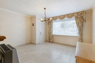 Cette maison mitoyenne est située dans la Tuinwijkstraat à Adinkerke, à deux pas de l'E40, de la côte et de Furnes. La maison dispose de 3...