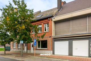 Cherchez-vous une maison pleine de caractère où vous pourrez insuffler votre propre style de rêve ? Cette spacieuse maison de rangée (environ 161 m² de surface de plancher utile), située au 236 Steenweg op Vilvoorde à Opwijk, offre la toile parfaite pour ceux qui aiment l'espace, la polyvalence et les possibilités d'extension.<br /><br />Bien qu'il s'agisse d'un projet de rénovation, la propriété dispose d'une base très solide et de nombreux atouts uniques que l'on trouve rarement dans cette gamme de prix.<br /><br />• Surface habitable spacieuse (161 m²) : Un volume étonnamment grand avec plusieurs étages.<br />• Cour intérieure et jardin : Profitez de la verdure et de l'air frais. La cour intérieure offre la possibilité parfaite d'agrandir considérablement la cuisine.<br />• Agencement flexible : Possibilité de créer 3 à 4+ chambres à coucher complètes.<br />• Garage(s) en option : Besoin de confort supplémentaire ou d'espace de rangement ? Il est possible d'acheter un ou plusieurs garages en option.<br />• Emplacement avantageux : Liaisons faciles vers Vilvoorde, Bruxelles, Dendermonde et le centre d'Opwijk avec des écoles, des magasins et des transports en commun.<br /><br />- Rez-de-chaussée :<br />En entrant dans la maison, vous arrivez dans le salon confortable. Il y a ensuite l'espace cuisine, les installations sanitaires (salle de bains et toilettes séparées) et un espace de rangement pratique. La cour intérieure adjacente est un atout absolu : agrandissez la cuisine et créez une cuisine moderne avec vue sur le jardin arrière.<br /><br />- Premier étage :<br />Il y a 3 chambres à coucher et un hall central.<br /><br />Le spacieux grenier offre des possibilités supplémentaires. Pensez à une grande chambre principale avec dressing, une salle de loisirs ou des chambres d'enfants supplémentaires.<br />Espace de stockage frais pratique.<br /><br />Aimez-vous enlever vos gants et voir le potentiel de ce projet de rénovation ?<br />Contactez-nous dès aujourd'hui pour plus d'informations ou une visite sur place !<br />tim@mondovastgoed.be - +32483 60 60 60