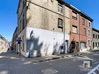 <p><span>Centraal gelegen duplex appartement in het historisch centrum van Diest op wandelafstand van Grote Markt, station, scholen en winkels.</span></p><p><span> </span></p><p><span>Indeling: <br />- Woonkamer<br />- Keuken<br />- 2 slaapkamers<br />-,Badkamer + toilet</span></p><p><span> </span></p><p><span>De huurprijs is €770,00 en de gemeenschappelijke kosten zijn inbegrepen.</span></p><p><span> </span></p><p><span>BEZOEKEN, DAT KAN!</span></p><p><span> </span></p><p><span>Vul de huuraanvraag in op <span>www.immoDiest.be</span></span><span> (onder te huur -> Zeven Weeënstraat 1-bus 3, 3290 DIEST- > ORANJE KNOP 'HUURAANVRAAG'). Van zodra wij deze informatie ontvangen hebben, nemen wij contact op met u.</span></p><p><span> </span></p><p><span> </span></p>