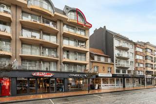 <p>Modern appartement in de winkelstraat van Nieuwpoort, met 2 terrassen en een absolute topligging nabij zee en centrum.</p>

<p> </p>

<p>Dit verzorgd doorloop appartement uit 2004 combineert een centrale ligging met een praktische en aangename indeling. Gelegen in de bruisende winkelstraat van Nieuwpoort geniet u hier van winkels, horeca, openbaar vervoer en de zeedijk op korte afstand. Dankzij de twee terrassen profiteert u op elk moment van de dag van buitenruimte en lichtinval. De lichtrijke leefruimte en functionele keuken zorgen voor een comfortabel woongevoel, terwijl de twee slaapkamers het appartement geschikt maken als vaste woonst, tweede verblijf of investering aan zee. Bovendien beschikt het appartement over een EPC-label C.</p>

<p> </p>

<p>Belangrijkste ruimtes:<br />• Lichtrijke living met aangename leefruimte en toegang tot het terras<br />• Functionele keuken met praktische indeling<br />• Twee volwaardige slaapkamers<br />• Badkamer<br />• Apart toilet<br />• Inkomhal met parlofoon<br />• Twee terrassen aan voor- en achterzijde</p>

<p> </p>

<p>Troeven:<br />• Doorloop appartement met 2 terrassen<br />• Gebouwd in 2004<br />• Absolute topligging in het centrum van Nieuwpoort</p>

<p> </p>

<p>Neem vandaag nog contact op met je ERA-makelaar voor een bezoek.</p>

<p> </p>

<p>JOUW DROOMAPPARTEMENT. ZO GEVONDEN!</p>