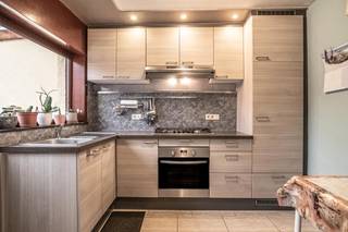 Vandaag nemen we je mee naar de rustige gemeente Bornem. Deze woning bevindt zich op nabij het centrum van Bornem en toch rustig gelegen. Scholen, winkels en openbaar vervoer bevinden zich in een straal van 1 km. <br /><br />Mits het isoleren van de zoldervloer en het plaatsen van een condenserende ketel bekomt men een EPC-label C.<br /><br />Via de voortuin bereiken we de voordeur die toegang geeft tot een gezellige inkomhal. De inkomhal geeft toegang tot de lichtrijke leefruimte met aansluitend een vernieuwde keuken. Verder is er nog een gezellige veranda en gastentoilet. <br /><br />De trap geeft toegang tot de eerste verdieping waar zich drie slaapkamers bevinden en een badkamer voorzien van lavabo en ligbad. <br /><br />De woning beschikt verder over een ruime zolder met tal van mogelijkheden.<br /><br />Via de keuken bereiken we de veranda en de zuidwest georiënteerde tuin. Genieten van een aperitief in het zonnetje was nog nooit zo aangenaam.<br /><br />De woning biedt de mogelijkheid tot het creëren van een oprit of carport.<br /><br />Heb je interesse in deze woning op een gunstige locatie?<br />Neem gerust contact op via yordi@julimmo.be of 0473 76 18 07.