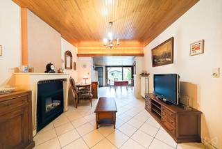 <p>Braine-le-Comte – Superbe maison de maître au cœur de la ville<br /><br />Idéalement située dans le centre-ville de Braine-le-Comte, à proximité immédiate de toutes les commodités, cette élégante maison de maître séduit par son cachet unique et ses volumes généreux.<br /><br />La propriété, érigée sur un seul et même cadastre, propose une disposition rare et fonctionnelle :<br /><br />Demi-sous-sol : un appartement totalement indépendant et relié à la maison, comprenant une chambre, un séjour, une cuisine équipée, une salle de bain avec WC ainsi qu’un accès direct vers la terrasse grâce à une large baie vitrée. Cet espace bénéficie également d’une pergola pour profiter de l’extérieur en toute saison.<br /><br />Demi-niveau supérieur : un vaste séjour lumineux, une cuisine entièrement équipée, une belle terrasse dotée d’un pare-soleil électrique. L’entrée majestueuse est mise en valeur par un escalier en marbre blanc, tout comme les cheminées qui soulignent le cachet de la demeure.<br /><br />Étage : trois chambres confortables et une salle de douche récente.<br /><br />Combles : un grand grenier offrant un potentiel d’aménagement supplémentaire.<br /><br />Atouts supplémentaires :<br /><br />PEB D : 20251001016451 <br /><br />📍 Prix indicatif : 399.000 €<br /><br />Pour plus d’informations ou organiser une visite, contactez :<br />📞 0475 66 46 52<br />📧 jeremy.p@winvest.be</p>