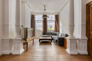 Karaktervolle en ruime herenwoning met tal van originele elementen zoals authentieke schoorsteenmantels, moulures, rozetten en planchetvloeren.<br />Indeling:<br />Gelijkvloers: statige inkomhal op marmeren vloer, ruime woonkamer en eetkamer met veel natuurlijke lichtinval dankzij de lichtkoepels, aansluitend een open keuken en een gezellig buitenruimte.<br />Tussenverdieping: apart toilet, badkamer met ligbad, douche en achterliggende praktische linnenkamer.<br />Eerste verdieping: twee ruime slaapkamers en een terras.<br />Tweede terras op het dak van de eerste tussenverdieping.<br />Tweede verdieping: voorzien van kitchenette en slaapkamer/woonkamer.<br />Zolderverdieping: extra slaapkamer en badkamer met ligbad en toilet.<br />Ruime kelder.<br />Gelegen op wandelafstand van Park Spoor Noord, combineert deze woning authentieke charme met een functionele indeling en tal van mogelijkheden.
