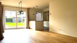 Recente nieuwbouwwoning in half open bebouwing met 4 slaapkamers, 2 badkamers, tuin, carport en staanplaats voor de woning te huur te Assent, Dorpsstraat 46 G.<br /><br />De woning is gelegen op 3a 50ca en heeft een bewoonbare oppervlakte van +/- 160m².<br /><br />Het gelijkvloers omvat een inkomhal met toilet, een vestiaire, een ruime woonkamer met veel lichtinval en open keuken. De woonkamer met parket geeft uit op de tuin met een schuifraam. De open keuken is voorzien van alle modern comfort, een afgesloten berging en geeft tevens toegang tot de tuin. In de berging is er een voorziening voor wasmachine, een uitgietbak en een losstaande diepvries. Het gelijkvloers is voorzien van vloerverwarming.<br />In tuin is een tuinberging voorzien en directe toegang tot de carport.<br /><br />Op de eerste verdieping zijn 3 slaapkamers, waarvan één voorzien van een ruimte voor een dressing, en een badkamer met lavabo, ligbad en douche. Tweede toilet.<br /><br />Op de tweede verdieping is de 4de slaapkamer en een 2de badkamer met ligbad en lavabo.<br /><br />Deze instapklare woning is voorzien van alle verlichting en raamdecoratie.<br /><br />Troeven van de woning :<br />- half open bebouwing met ruime tuin, carport en staanplaats voor de woning<br />- 4 slaapkamers<br />- 2 badkamers, 2 toiletten<br />- epc : A label<br />- vloerverwarming op het gelijkvloers<br />- goed gelegen en goede verbinding naar autosnelweg<br />- moderne uitstraling<br /><br />Huurprijs : 1.450 € per maand<br />Voor het plannen van een bezoek aan de woning kan u mij bereiken op 0476/952.716 of dimitri@alvast.be<br /><br /><br />Alle gegevens zijn louter informatief, onder elk voorbehoud, en voor zover het pand intussen niet verhuurd of verkocht is.<br />Dit pand wordt door ons geplaatst op volgende websites :<br />-www.alvast.be<br />-www.immoscoop.be<br />-www.zimmo.be<br />-www.spotto.be<br />Indien U het pand op andere websites zou aantreffen is dit niet door ons geplaatst en is de info mogelijk niet up-to-date.