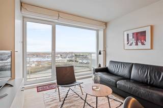 <p><span>Stijlvol gemeubeld 1-slaapkamerappartement op de 8ste verdieping in de Franchommelaan van Blankenberge. Lichtrijke woonkamer voorzien van ingemaakte kasten. Terras aan de voorzijde met subliem zicht op de Jachthaven en hinterland. Open ingerichte keuken, voorzien van alle comfort. Inkomhal met afzonderlijk toilet. Mooie slaapkamer aan de achterzijde voorzien van tweepersoonsbed met open douchekamer (voorzien van douche en lavabo). Gemeenschappelijke fietsenberging. + 50 euro vaste gemeenschappelijke kosten. + 100 euro provisie verbruik verwarming en water. </span></p><p><span> </span></p><p><span>Bezoekaanvragen zijn enkel telefonisch mogelijk op het nummer 050/41 96 86.</span></p>