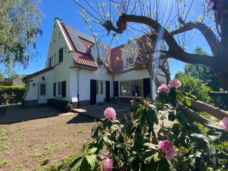 Karaktervolle villa met rondom een oase van groen op toplocatie in Sterrebeek. Deze instapklare villa met vijf slaapkamers werd recent grondig...