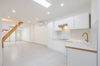 <p>Bent u op zoek naar een energiezuinige, recent vernieuwde woning op een centrale ligging in Temse? Dan is deze charmante rijwoning zeker een bezoek waard.</p><p>Met een bewoonbare oppervlakte van 103 m² biedt deze woning een praktische en doordachte indeling, gecombineerd met hedendaags comfort en een uitstekende energieprestatie (EPC-label A – 87 kWh/m² jaar).</p><p>Indeling</p><p>U betreedt de woning via de lichtrijke leefruimte, die naadloos overgaat in de open keuken. De keuken is strak afgewerkt in wit design en uitgerust met kasten, kookplaat en spoelbak. Dankzij de dakkoepels geniet u hier van aangename natuurlijke lichtinval, wat zorgt voor een open en ruimtelijk gevoel.</p><p>Achteraan bevinden zich een apart gastentoilet en een moderne badkamer met inloopdouche, stijlvol en onderhoudsvriendelijk afgewerkt. Vanuit de keuken heeft u toegang tot het gezellige tuintje.</p><p>Op de eerste verdieping zijn er twee volwaardige slaapkamers. Via een zolderluik bereikt u de ruime en afgewerkte zolderverdieping, ideaal als hobbyruimte, berging of multifunctionele ruimte.</p><p>Troeven:</p><p>EPC-label A (87 kWh/m² jaar)<br />Zonnepanelen aanwezig<br />Instapklaar en hedendaags afgewerkt<br />2 slaapkamers + afgewerkte zolder<br />Centrale ligging nabij winkels, scholen en verbindingswegen<br />Interessant als starterswoning of investering</p><p>Deze woning combineert energiezuinig wonen met een praktische indeling en een aantrekkelijke prijs-kwaliteitverhouding.</p><p>Contacteer Nathan via 0479/93.41.49 of nathan.van.renterghem@immo-zone.be</p>