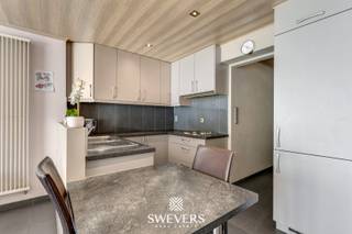 Voor meer info en foto’s, surf naar www.swevers.be – Dit gelijkvloers appartement aan de Hasseltsesteenweg 74/1 in Beringen biedt 69 m² wooncomfort, ideaal voor een alleenstaande of koppel. Het appartement ligt op wandelafstand van het centrum. De leefruimte van 21,7 m² wordt aangevuld met een praktische en compacte open keuken. De ruime slaapkamer van 12,9 m² sluit aan op een terras en tuin van elk 18 m², perfect voor wie van een groene omgeving houdt. Daarnaast grenst de slaapkamer aan een functionele badkamer. Vlotte verbindingen met snelwegen en openbaar vervoer maken deze locatie zeer aantrekkelijk. Het appartement en de garagebox zijn momenteel verhuurd, waardoor dit ook een interessante investering is. Voor meer informatie, bel 011 255 155. Bron bewoonbare oppervlakte: EPC – verslag.