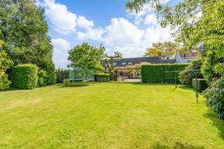 🏡 Te koop: karaktervolle en veelzijdige eigendom met uitzonderlijk veel mogelijkheden<br /><br />Deze unieke woning combineert authentieke charme, royale ruimtes en een uiterst flexibele indeling.<br />Ideaal als ruime ééngezinswoning, maar ook perfect geschikt voor wie wonen wil combineren met horeca, handel of andere professionele activiteiten.<br /><br />🚪 Binnenkomen met karakter<br />Bij het binnenkomen word je verwelkomd in een inkomhal afgewerkt met authentieke elementen.<br />Op het gelijkvloers bevindt zich een polyvalente ruimte die kan dienen als bureau, praktijkruimte of slaapkamer, samen met een gastentoilet.<br /><br />🍽️ Authentieke keuken met warme uitstraling<br />De keuken is volledig afgewerkt en voorzien van veel opbergruimte en vormt één geheel met een vaste tafel in werktablet.<br />Ze is uitgerust met kwalitatieve Miele-toestellen zoals een stoomoven, combi-oven, magnetron, keramische kookplaat, dampkap en vaatwasser.<br />Daarnaast is er een Amerikaanse koelkast met watervoorziening.<br />Achter de keuken bevindt zich een ruime bijkeuken, vroeger in gebruik als professionele keuken van het restaurant.<br />Deze ruimte biedt vandaag extra opslag en praktische mogelijkheden.<br /><br />🔥 Leefruimte &amp; voormalige horecaruimte<br />De leefruimte straalt karakter uit met een ingebouwde cassette in natuursteen en authentieke elementen.<br /><br />Naast de woonkamer bevindt zich een grote open ruimte met zicht tot in het dak, vroeger ingericht als restaurantgedeelte.<br />Deze indrukwekkende ruimte biedt een uitzonderlijk volume en tal van invullingsmogelijkheden, zoals extra leefruimte, atelier, praktijkruimte of commerciële invulling.<br />Dankzij de aparte inkomhal bij dit gedeelte leent de ruimte zich bovendien perfect voor een combinatie van wonen en werken.<br /><br />Aansluitend bevinden zich gastentoiletten, wat de vroegere horecafunctie nog extra benadrukt.<br /><br />🌿 Veranda als onderdeel van voormalige horecaruimte<br />De grote afgesloten veranda maakte vroeger integraal deel uit van het restaurant en biedt een prachtig zicht op de tuin en het terras.<br />Deze ruimte kan perfect geïntegreerd worden in een woon- of handelsconcept.<br /><br />🌳 Tuin met indeling en privacy<br />De tuin is ingedeeld in verschillende zones met een ruim terras, gezellige zithoeken en een aparte zij-ingang voor extra toegankelijkheid en privacy.<br /><br />🪵 Verdieping met karakter en potentieel<br />Op de verdieping bevindt zich een grote open ruimte met hoge plafonds, zichtbare eiken balken en een houten plankenvloer.<br />Deze ruimte kan volledig worden ingericht als extra slaapkamers.<br /><br />Momenteel is er reeds één ingerichte slaapkamer met aansluitende dressing, badkamer en toilet aanwezig. <br /><br />✨ Authentieke elementen<br />Doorheen de woning zorgen eiken deuren, een karaktervolle trap en een originele “Leuvense stoof” voor extra warmte en authenticiteit.<br /><br />💫 Een eigendom met uitzonderlijk potentieel<br />Deze woning is ideaal voor wie ruimte en karakter zoekt en biedt de perfecte mogelijkheid om wonen en werken te combineren in een unieke setting met geschiedenis en uitstraling.<br /><br />📞 Wenst u een bezoek of meer informatie? Neem gerust contact op.