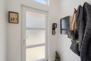 <p>Deze charmante, volledig gerenoveerde halfvrijstaande woning is ideaal gelegen in het hart van het stadscentrum en zal u zeker bekoren met zijn comfort en toplocatie.<br /><br />Momenteel verhuurd (maandelijkse huur van € 960).<br /><br />Op korte afstand van alle voorzieningen (winkels, scholen, openbaar vervoer) biedt deze woning een praktische en aangename woonomgeving.<br /><br />De woning is in 2022 volledig gerenoveerd en beschikt nu over moderne en functionele ruimtes, klaar om direct te betrekken.<br /><br />Of u nu een starter bent, wilt investeren of een jong stel zoekt, deze woning is een fantastische kans in het stadscentrum.<br /><br />Mis deze kans niet!<br /><br />Contact en informatie: +32 499 34 68 24 of anne-sophie@immobeguin.be</p>