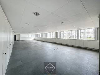 <p><strong><u>INDELING</u></strong>: Mooie glazen inkomhal met traphal en personenlift - receptie - landschapsbureel - vergaderzaal - volledig geïnstalleerde en ruime keuken (met spoelbak en koelkast), sanitaire ruimten (dames/heren).<br /><br /><strong><u>AFWERKING</u></strong>: bevloering in tegels, dubbele hogerendementsbeglazing, aluminium schrijnwerk met zonnewering, verlaagd plafond met inbouwspots en AIRCO-toestellen, TL-verlichting, muren bepleisterd en geschilderd, bekabeling via vloer.<br /><u>Algemeen</u>: Instapklaar!<br /><br /><strong><u>NUTSVOORZIENINGEN</u></strong>: elektriciteit, stadswater, <strong>AIRCO</strong> (warm/koud), internet en telefonie (Belgacom).<br /><br /><strong><u>LIGGING</u></strong>: vlot bereikbaar via expresweg, E40, E403 en A11! Kortom: ideale uitvalsbasis.<br /><br /><u>*Opmerkingen</u>:<br />- Private parkeergelegenheid voor de deur.<br />- Huurprijs excl. verbruik (nutsen) en onroerende voorheffing (conform aanslagbiljet)<br />- Onze referentie op <strong>www.centro.be</strong>: <strong>O0029B</strong></p>
