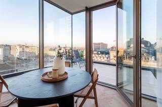 <p>Welkom in dit instapklaar appartement op de vijfde verdieping van een stijlvol gerenoveerd gebouw met slechts acht wooneenheden. Het pand onderging recent een totaalrenovatie en combineert hedendaags comfort met verfijnde afwerking. Het absolute hoogtepunt? Het adembenemende uitzicht op het Operagebouw van Antwerpen.</p>
<p>De leefruimte baadt in natuurlijk licht dankzij de grote raampartijen. De moderne open keuken sluit naadloos aan op de woonkamer en vormt de perfecte plek voor gezellige diners. Warme eikenkleuren en een elegante visgraatparket zorgen voor een tijdloze en klassevolle uitstraling. Vanuit de woonkamer stap je zo op het charmante terrasje, waar je kan genieten van één van de mooiste panorama’s van de stad.</p>
<p>Het appartement beschikt over twee volwaardige slaapkamers, ideaal voor een gezin, logeerkamer of home office. De stijlvolle badkamer is uitgerust met een inloopdouche en hoogwaardige inbouwkranen, waar design en comfort elkaar ontmoeten.</p>
<p>Een unieke kans om te wonen in een exclusief, volledig vernieuwd gebouw, midden in het bruisende hart van Antwerpen, met een uitzicht dat je elke dag opnieuw weet te betoveren. Interesse? Contacteer LISTED vandaag nog: +32 3 283 51 51.</p>