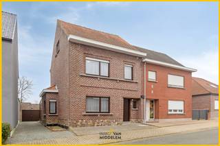 <strong>Immo Van Middelem verkoopt deze TE RENOVEREN 3-gevelwoning op een perceel van +/- 3a53ca met drie slaapkamers, een ruime garage en een aangename tuin te Sint-Katherina-Lombeek (Ternat).</strong><br /><br />De ligging is bijzonder gunstig op vlak van mobiliteit: de bus (lijn 116 naar Brussel-Zuid) stopt kort bij de woning, het treinstation van Essene-Lombeek ligt op amper 800 m en het centrum van zowel Sint-Katherina-Lombeek als Ternat bevindt zich op slechts vijf minuten. Ook scholen, busverbindingen en de E40 (op- en afrit Affligem) zijn vlot bereikbaar.<br />Een extra troef is de gemeentelijke basisschool De Kiem, op wandelafstand (300 m), evenals een kleine buurtwinkel.<br /><br />Bent u op zoek naar een renovatieproject met veel potentieel, dan moet u deze woning zeker bezoeken!<br /><br />De huidige indeling is als volgt:<br />- GELIJKVLOERS: inkomhal met trap, living (eetplaats en salon), keuken met toegang tot de veranda, berging/stookplaats met WC en toegang tot de tuin;<br />- 1ste VERDIEPING: nachthal met vaste trap naar de zolder, 3 kamers, badkamer;<br />- ZOLDERVERDIEPING: mogelijkheid om in te richten tot extra kamers.<br /><br />Betonnen gewelven.<br />Centrale verwarming op stookolie. <br />EPC: 750 kWh/m².jaar - label F (UC: 3297521), renovatieverplichting van toepassing.<br />Aansluiting op stadsgas mogelijk (gasleiding in de straat).<br />Vrij bij akte.