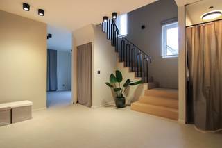 <p><span>Bent u op zoek naar een ruime, karaktervolle woning die reeds grotendeels werd gerenoveerd, maar waar u nog uw eigen stempel op kan drukken? Dan is deze villa langs de Joseph Smeetslaan in Maasmechelen absoluut een bezoek waard!</span></p><p><span>De woning is gelegen op een residentiële en centrale locatie, op een boogscheut van het Nationaal Park Hoge Kempen. Scholen, winkels, openbaar vervoer en belangrijke invalswegen (E314) bevinden zich in de onmiddellijke nabijheid, wat zorgt voor een uitstekende bereikbaarheid.</span></p><p><span>De woning werd de afgelopen periode grotendeels gerenoveerd met oog voor comfort en hedendaags wonen. Zo werden onder meer nieuwe vloeren geplaatst, zijn ramen, voor- en achterdeur vernieuwd. Daarnaast beschikt de woning over een nieuwe verwarmingsinstallatie met vloerverwarming, airconditioning, vernieuwde leidingen en afvoeren én een camerasysteem.</span></p><p><span>De lichtrijke leefruimte sluit mooi aan op de moderne keuken, die uitgerust is met een kwalitatief SMEG inductiefornuis met oven, dampkap, vaatwasser, inbouwkoelkast en een stijlvolle koffiekast. Grote raampartijen zorgen voor een aangename connectie met de tuin en het recent aangelegde terras achteraan.</span></p><p><span>Op de verdieping bevinden zich 3 slaapkamers en een ruime badkamer met inloopdouche, toilet en dubbele wastafel. Ook een berging met aansluiting voor uw wasmachine is hier voorzien.<br />De woning beschikt over een kelder bestaande uit 2 ruimtes, deze kelder werd betegeld en bepleisterd en is bereikbaar via een vernieuwde trap.</span></p><p><span>Een extra troef is de ruime zolder: de opening is reeds gemaakt en de voorzieningen zijn aanwezig, de trap moet nog geplaatst worden. Deze ruimte biedt nog extra mogelijkheden om volledig naar eigen wens in te richten. <br />Ook de aparte multifunctionele ruimte met extra toiletruimte gelijkvloers (voormalige garage) biedt extra mogelijkheden tot inrichting als kantoor of praktijkruimte. Ideaal voor wie wonen en werken wil combineren! </span></p><p><span>Buiten geniet u van een tuin met veel potentieel, ideaal voor gezinnen of tuinliefhebbers. Verder is er een dubbele vrijstaande garage aanwezig.</span></p><p><span>Belangrijk: de woning dient nog verder afgewerkt te worden (o.a. daken, trap zolder, finale afwerkingen), wat u de kans biedt om alles volledig naar eigen smaak te finaliseren!</span></p><p><span>Troeven op een rij:</span></p><ul><li><span>Residentiële toplocatie nabij Park Hoge Kempen</span></li><li><span>Grotendeels gerenoveerd: vloerverwarming, ramen, vloeren, badkamer, keuken</span></li><li><span>Airco & camerasysteem</span></li><li><span>Moderne keuken met SMEG-fornuis</span></li><li><span>Dubbele vrijstaande garage </span></li><li><span>Nog af te werken naar eigen wens</span></li></ul><p><span>Een woning met ruimte, comfort én potentieel, ideaal voor wie modern wil wonen op een uitstekende locatie.</span></p><p><span>Interesse? Contacteer ons voor een bezoek en ontdek zelf de mogelijkheden van deze unieke woning! U kan contact opnemen met Diana via 0484.35.70.31 of diana@jemar.be!</span></p>