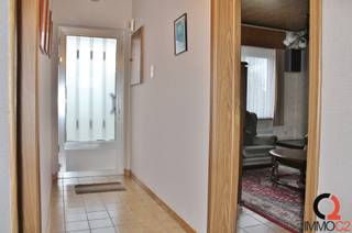 Rustig doch centraal gelegen woning (OB) met 3 slaapkamers en tuin te Ham.De indeling is als volgt:Gelijkvloers:+ Inkomhall+ Aparte wc+ slaapkamer 1...