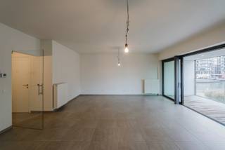 Aan de oevers van de Leie, dicht bij het centrum van Kortrijk, staat dit ruime en volledig instapklare appartement op de 1ste verdieping klaar...