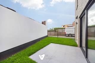 <p><span>Ruim gelijkvloers appartement met uitzonderlijke buitenruimte.</span></p><p><span> </span></p><p><span>Knap en ruim gelijkvloers appartement met 103,84 m² bewoonbare oppervlakte, 2 slaapkamers en terras van 9 m² met tuin van 28,89 m² biedt dit appartement bijzonder veel wooncomfort. De royale buitenruimte is een absolute troef en maakt dit appartement ideaal voor wie graag buiten leeft, ontspant of ontvangt.</span></p><p><span> </span></p><p><span>Binnen geniet u van een ruime indeling, veel comfort en de mogelijkheid om de keuken nog volledig naar eigen smaak te kiezen. Het voorziene keukenbudget bedraagt 12.500 euro excl. btw.</span></p><p><span> </span></p><p><span>De duurzame technieken inclusief zonnepanelen,zorgen voor een aangenaam binnenklimaat in elk seizoen: vloerverwarming in de winter, koeling in de zomer en ventilatie D voor gezonde luchtkwaliteit. Met E-peil 10 kiest u bovendien voor energiezuinig wonen en vrijstelling van het KI in de eerste 5 jaar,.</span></p><p><span> </span></p><p><span>Een ruim en comfortabel gelijkvloers appartement met een zeldzaam grote buitenruimte.</span></p><p><span> </span></p><p><span>6% BTW tarief mogelijk!</span></p>