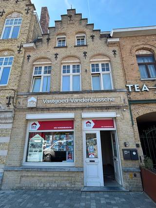 <p>Appartement te huur in het centrum van Diksmuide, gelegen op de Grote Markt.</p>
<p> </p>
<p>Dit appartement combineert een centrale ligging met een praktische indeling en drie volwaardige slaapkamers. Gelegen in het hart van Diksmuide geniet u hier van winkels, horeca en openbaar vervoer op wandelafstand. De lichtrijke leefruimte en het terras zorgen voor aangenaam wooncomfort in het centrum van de stad. Dankzij het EPC-label B woont u bovendien energiezuinig. Een interessante opportuniteit voor wie comfortabel wil wonen in een bruisende omgeving.</p>
<p> </p>
<p>• Inkomhal met toegang tot de verschillende ruimtes<br />• Lichtrijke living met aangename leefruimte<br />• Functionele keuken met praktische indeling<br />• Badkamer uitgerust voor dagelijks comfort<br />• 3 slaapkamers met diverse indelingsmogelijkheden<br />• Berging voor extra opslagruimte<br />• Terras om buiten te genieten</p>
<p> </p>
<p>• Centrale ligging op de Grote Markt van Diksmuide<br />• 3 volwaardige slaapkamers<br />• Energiezuinig appartement met EPC-label B</p>
<p> </p>
<p>Neem vandaag nog contact op met je ERA-makelaar voor een bezoek.</p>
<p>AANMELDEN VIA DE ERA WEBSITE !!</p>
<p>JOUW DROOMAPPARTEMENT. ZO GEVONDEN!</p>