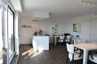 Op zoek naar een plekje om helemaal tot rust te komen?Deze eigendom geniet een topafwerking en ligt aan de oevers van een bruisende Stad.Supermarkt,...