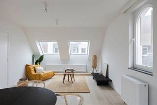 <p><span>Vrasene </span><span>- Achter deze statige gevel schuilt een uitzonderlijk gerenoveerd appartement waar karakter, klasse en hedendaags wooncomfort naadloos samenkomen. Gelegen in het hart van Vrasene, met prachtig zicht op het dorpsplein en de kerk, geniet u hier van een unieke woonbeleving in een authentiek kader.</span></p><p><span> </span></p><p><span>Enkele troeven op een rij:</span></p><ul><li><span>Grondige en stijlvolle renovatie in 2026 eerste bewoning na renovatie </span></li><li><span>Authentieke uitstraling gecombineerd met hedendaags comfort </span></li><li><span>Warme en hoogwaardige materiaalkeuze: keuken in notelaar, eiken parketvloeren en badkamer afgewerkt in mortex </span></li><li><span>Zuidgericht terras met open zicht op de binnentuin, het dorpsplein en de kerk </span></li><li><span>Kleinschalige residentie met lage gemeenschappelijke kosten </span></li><li><span>EPC B en voorzien van zonnepanelen </span></li></ul><p><span> </span></p><p><span>Het appartement bevindt zich op de tweede verdieping (zonder lift) van deze charmante residentie en deelt de traphal met slechts één ander appartement. </span></p><p><span> </span></p><p><span>De indeling is als volgt: een inkomhal met berging, een royale leefruimte met een stijlvolle, volledig uitgeruste keuken met kwalitatieve inbouwtoestellen. Aansluitend bevindt zich het zuidgerichte terras waar u in alle rust geniet van het uitzicht op de authentieke binnentuin en het karaktervolle dorpscentrum.</span></p><p><span> </span></p><p><span>Via de nachthal bereikt u de technische berging, een apart toilet, twee slaapkamers en een elegante badkamer met lavabomeubel en inloopdouche, verfijnd afgewerkt in mortex.</span></p><p><span> </span></p><p><span>Via een uitschuifbare trap is een ruime zolder (40m²) te bereiken.</span></p><p><span> </span></p><p><span>In 2026 onderging het appartement een totale make-over waarbij elk detail zorgvuldig werd uitgewerkt. De elektriciteit werd conform gemaakt, zonnepanelen werden geplaatst en zowel keuken als badkamer werden volledig vernieuwd. De prachtige nieuwe parketvloeren, nieuwe verlichting en frisse schilderwerken zorgen voor een instapklaar geheel met een warme en luxueuze uitstraling.</span></p><p><span> </span></p><p><span>De combinatie van de statige, geklasseerde architectuur, de centrale ligging aan kerk en dorpsplein en de hoogwaardige renovatie maakt van dit appartement een bijzonder zeldzame opportuniteit. </span></p><p><span>Bovendien bevinden handelszaken, openbaar vervoer en de E34 zich op korte afstand.<br />Parkeren kan u in de aanpalende garagebox die mee aan te kopen is (25 000 Euro).</span></p><p><span> </span></p><p><span>Bent u op zoek naar een stijlvolle woonst met karakter of een waardevaste investering op toplocatie? Contacteer ons dan snel voor een bezoek ter plaatse.</span></p><p><span> </span></p><p><span>Richtprijs:</span><span> 275.000 Euro<br /></span><span>EPC:</span><span> B<br /></span><span>Asbestveilig</span></p><p><span> </span></p>