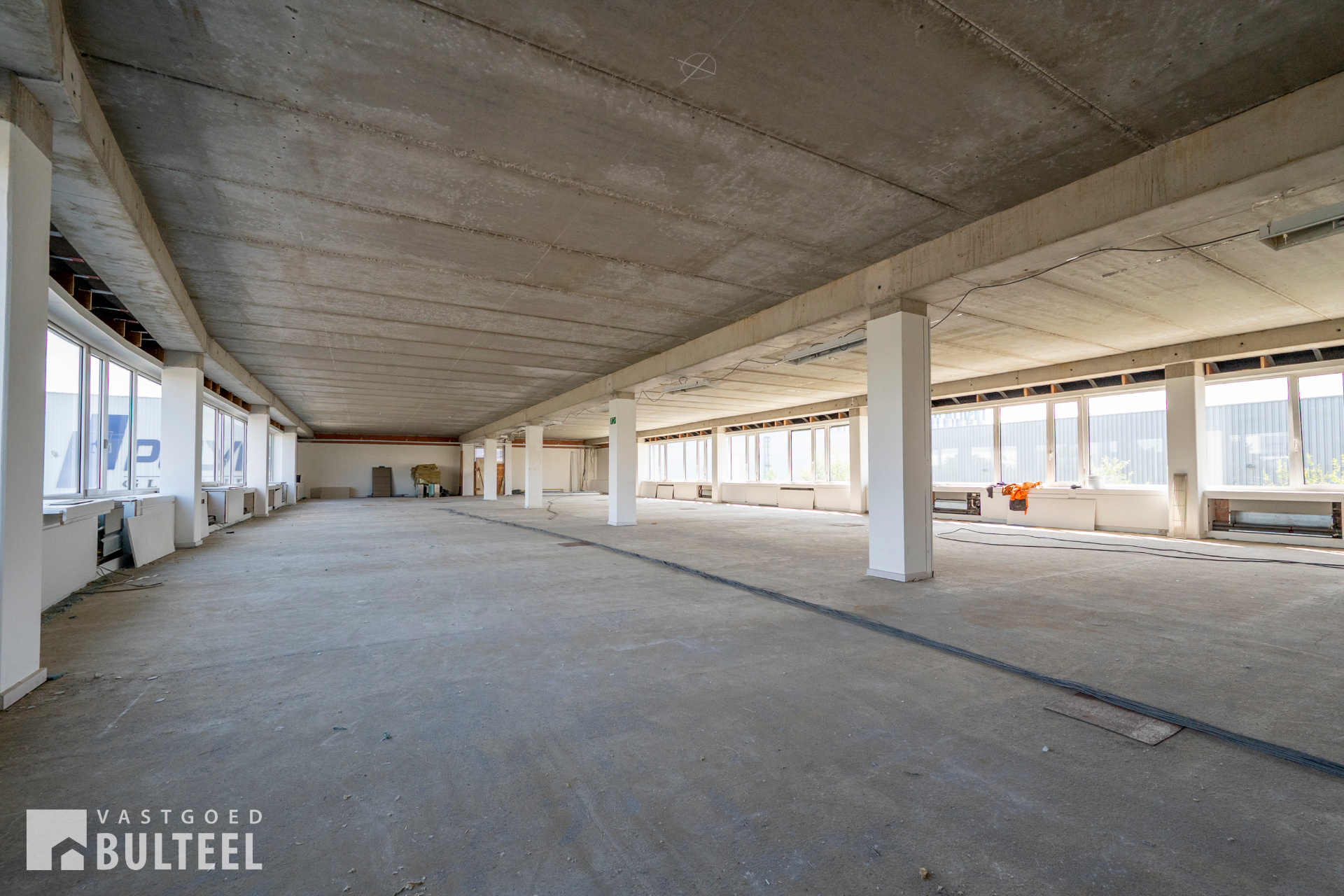 Ruim kantoorgebouw met uitstekende visibiliteit langs de E17! - foto 5