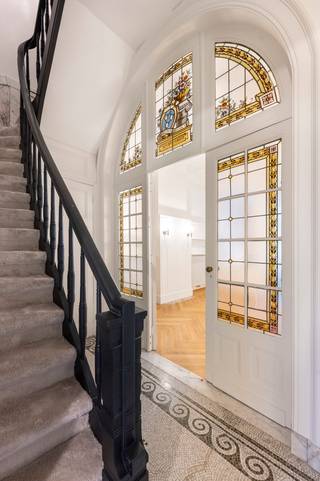 Deze recent volledig gerenoveerde woning combineert stijl, comfort en authentieke elementen. Gelegen op een prime locatie, biedt het pand...