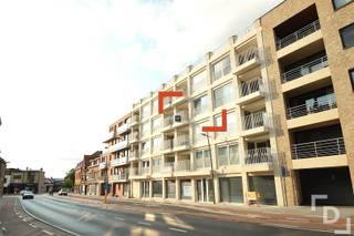 In de Meenseweg te Ieper vinden we dit nieuwbouwappartement.Dit appartement bevindt zich op een centrale locatie in Ieper waardoor alle faciliteiten zoals supermarkten, de Grote Markt en horeca zeer snel te bereiken zijn.Indeling: GLV: CarportV+3: Centrale hal - leefruimte met open keuken voorzien van combi-microgolf, vaatwas, inductiekookplaat en frigo - apart toilet - technische ruimte - badkamer voorzien van inloopdouche, wastafel en handdoekendroogrek - 2 slaapkamers met verzicht - terrasExtra's:* Nieuwbouw* Vrij vanaf 1/10/2026* Elektrische rolluiken* Vloerverwarming* Carport aanwezig* €50/maand syndicale kosten