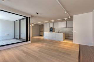 <p><strong>Prestigieus nieuwbouwproject “The Ensemble” in het hart van Assenede, waar stijl en comfort samenkomen in een unieke, karaktervolle omgeving.</strong><br /><br /><strong>Indeling<br /></strong>Via de inkom betreedt men het appartement op de eerste verdieping. In de hal bevindt zich meteen een apart gastentoilet, evenals een volledig <strong>ingemaakte kastenwand</strong> aan de rechterzijde.<br /><br />Links leidt de nachthal naar de <strong>twee slaapkamers</strong> en de badkamer, uitgerust met een dubbele lavabo en ligbad. Beide slaapkamers beschikken over <strong>ingemaakte kasten</strong>.<br /><br />Vanuit de nachthal bereikt men via een <strong>zwarte stalen deur, </strong>de ruime leefruimte met <strong>moderne open leefkeuken</strong>. Aansluitend bevindt zich een praktische berging.<br /><br />Verder is er een <strong>inpandig terras</strong> voorzien, dat een mooi uitzicht biedt op de kerk.<br /><br /><strong>Omschrijving</strong><br /><strong>“The Ensemble” omvat een exclusief geheel van 10 luxueuze appartementen en 1 handelsruimte (opsplitsbaar in 4)</strong>, ontworpen in een <strong>verfijnde, moderne architectuur</strong> geïnspireerd op de elegante kuststijl. Elk appartement straalt <strong>licht</strong>, <strong>ruimte</strong> en <strong>klasse</strong> uit, met een hoogwaardige afwerking en oog voor detail.<br /><br />De appartementen zijn zorgvuldig ingedeeld om <strong>maximaal wooncomfort</strong> te bieden en genieten van een harmonieuze <strong>combinatie van moderne luxe en tijdloze esthetiek</strong>. Grote raampartijen zorgen voor een overvloed aan <strong>natuurlijk licht</strong> en creëren een aangename woonbeleving.<br /><br />Voor elk appartement is er de mogelijkheid om één ondergrondse autostaanplaats aan te kopen. Prijzen vanaf €37.500,- per autostaanplaats. Daarnaast beschikt het project over een <strong>gemeenschappelijke ondergrondse fietsenstalling</strong>, wat bijdraagt aan het praktische en duurzame karakter van het geheel. <strong>De prijzen zijn excl. BTW</strong>. Mogelijkheid tot 6%.<br /><br /><strong>Ligging:</strong><br /><strong>“The Ensemble”</strong> is uitstekend gelegen op de <strong>Markt van Assenede</strong>, in de Stadhuisstraat, pal naast het stadhuis en met een prachtig zicht op de kerk. U geniet hier van een <strong>centrale ligging</strong> met <strong>alle voorzieningen, winkels en horeca op wandelafstand</strong>, terwijl u tegelijkertijd woont in een charmante en sfeervolle omgeving.<br /><br /><strong>Een unieke kans voor wie op zoek is naar exclusief wonen of een waardevolle investering in het centrum van Assenede.</strong></p>