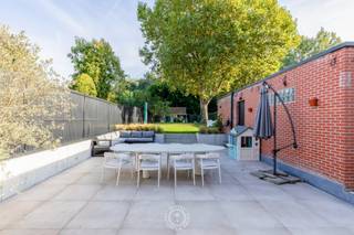 Sommige woningen voelen meteen juist. Dit is er zo eentje. Een halfopen bebouwing die van kop tot teen werd gerenoveerd, waar hedendaags wooncomfort en een warme, huiselijke sfeer elkaar moeiteloos vinden. Een plek waar alles klopt, van de technische uitrusting tot de laatste details, en waar het dagelijkse leven zich afspeelt in een decor dat uitnodigt om thuis te komen.<br /><br />Ook technisch staat deze woning bijzonder sterk. Met een <strong>EPC-label A, conforme elektrische keuring, lucht-luchtwarmtepompen en zonnepanelen met een vermogen van 7.245 Wp</strong> geniet je hier van een energiezuinige woning die helemaal klaar is voor de toekomst.<br /><br />Binnen verwelkomt de inkomhal je met een gastentoilet. Van daaruit vloeit de leefruimte over in de open keuken, aangevuld met een praktische berging. Achteraan vormt de eetkamer in de veranda een heerlijke plek om samen te komen. <strong>Grote raampartijen brengen het buitenleven naar binnen</strong> en laten de ruimte naadloos overlopen in het prachtig aangelegde terras. Een uitnodigend verlengstuk van de woning, waar lange zomeravonden en gezellige familiemomenten als vanzelf ontstaan.<br /><br />Ook buiten valt er heel wat te ontdekken. De garage van zo'n 30 m² beschikt over een bureaugedeelte met zicht op de verzorgde tuin. Deze biedt alle ruimte om te ontspannen, te spelen en te genieten. Het tuinhuis zorgt voor extra bergruimte en vormt tegelijk een bijzonder troef: langs hier krijg je <strong>rechtstreeks toegang tot het groene Puitvoetbos</strong>. Een heerlijke uitvalsbasis voor een wandeling, een fietstocht of gewoon even ontsnappen aan de drukte van alledag.<br /><br />Op de eerste verdieping bevinden zich drie kamers, waarvan één momenteel ingericht is als dressing en wasplaats, naast de badkamer. De tweede verdieping voegt daar nog twee volwaardige slaapkamers aan toe, ideaal voor een groter gezin, een thuiswerkplek of een hobbyruimte. Bovendien beschikt deze verdieping over een extra berging die zich uitstekend leent om om te vormen tot een tweede badkamer.<br /><br /><strong>Een instapklare gezinswoning met ruimte om te leven, energie om vooruit te kijken en groen om de hoek.</strong> Een thuis waar je niet eerst hoeft te renoveren of te plannen, maar meteen kunt beginnen genieten.<br /><br />Hebt u interesse? Of hebt u bijkomende vragen? Neem dan contact op via laurens@claves.be of op het nummer 0476 21 35 46.<br />