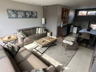 Deze zonnige penthouse strekt zich uit over de twee bovenste verdiepingen van een gebouw dat ideaal gelegen is op wandelafstand van de zeedijk en het centrum.<br />De bovenste verdieping biedt een ruime woonkamer met open haard, die uitkomt op een zuidgericht terras.<br />De tussenverdieping omvat een volledig uitgeruste open keuken en een slaapkamer met eenpersoonsbed en lavabo.<br />Op de onderste verdieping bevinden zich de hoofdslaapkamer met tweepersoonsbed en open badkamer (hoekbad en lavabo), evenals een derde slaapkamer met stapelbedden en een lavabo.<br />De gang geeft bovendien toegang tot een aparte douche, een apart toilet en een wasruimte met praktische bergruimte.<br />EPC-certificaat: B. De elektriciteit is conform.<br />Een aparte binnen staanplaats, gelegen op 50 meter van het appartement, is optioneel te koop.