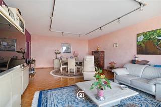 Ruim appartement met een prachtig uitzicht vanaf het terras op de skyline van Brussel. Dit appartement biedt u alle hedendaags wooncomfort. Het bestaat uit een zeer grote living van 40 m² die uitgeeft op een ruim terras met vrij uitzicht. Via de inkomhal heeft u toegang tot de grote, volledig uitgeruste keuken met eveneens een terras. Er is ook een toilet met vestiaireruimte. Vanuit de nachthal bereikt u de badkamer, de drie slaapkamers en een douchekamer. In de nachthal zijn er praktische ingebouwde kasten. De kelder is inbegrepen in de prijs. Mogelijkheid tot aankoop van een afgesloten garage voor €29.000. Perfect onderhouden staat. Individuele centrale verwarming op gas met een zeer recente Viessmann condensatieketel. Aluminium dubbele beglazing (zeer recent aan de voorzijde). Ideale ligging ten opzichte van openbaar vervoer, scholen en winkels. Zeer goede EPC : C (136 kw)