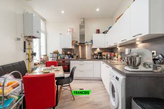 Op zoek naar een interessante investering? Deze instapklare opbrengsteigendom uit ca. 1900 met een bewoonbare oppervlakte van ca. 250 m² op een perceel van 70 m² bestaat uit vier erkende entiteiten en biedt een mooie opportuniteit voor investeerders die op zoek zijn naar een stabiel rendement.<br /><br />Op het gelijkvloers bevindt zich een kruidenierzaak met koer. De bovenliggende verdiepingen zijn ingedeeld als volgt:<br /><br />• 1ste verdieping: appartement met 1 slaapkamer (72m²)<br /><br />• 2de verdieping: appartement met 2 slaapkamers (72m²)<br /><br />• 3de verdieping: appartement met 1 slaapkamer (59m²)<br /><br />Elk appartement beschikt over een eigen keuken en badkamer met douche en/of ligbad.<br /><br />Openbaar vervoer, supermarkten en tal van voorzieningen bevinden zich in de directe omgeving. Daarnaast liggen Tour &amp; Taxis en het historisch centrum van Brussel op een boogscheut.<br /><br />Divers: Elektriciteit conform, Stedenbouwkundige inlichtingen aanwezig, (conformiteitsattest; de gevraagde werken nog niet uitgevoerd. Het pand wordt verkocht in de huidige staat, met de verkregen vergunning die inmiddels verlengd is met een jaar en de koper zal door de brandweer de gevraagde werken uitvoeren), aanwezig, PVC raamprofiel dubbele beglazing, individuele verwarming op aardgas (elk appartement), planché vloeren, dak in goede staat en geïsoleerd, kelder aanwezig, 3 gasmeters, 5 elektriciteitsmeters en 4 watermeters en enkel het gelijkvloers is verhuurd (€900)<br /><br />Dankzij de praktische indeling, erkende entiteiten en centrale ligging vormt dit pand een zorgeloze investering met veel potentieel.<br /><br />Interesse? Contacteer Davy Vermander voor meer informatie of een bezoek ter plaatse.<br /><br />