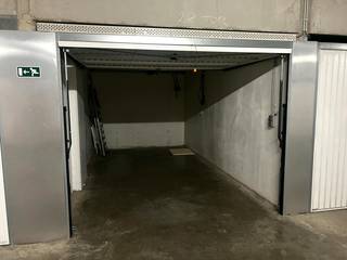 Deze garagebox te koop is gelegen langs de Northlaan te Oostende, in de recente Residentie Infinity. <br /><br />De box is zeer gemakkelijk te bereiken en is gelegen op verdieping -1.<br /><br />- Afmeting garagebox: 2m75 x 5m10<br />- Afmeting garagepoort: 2m35 (breedte) x1m90 (hoogte)<br />- Elektriciteit aanwezig <br /><br />Bestuursmaatregelen in het maatregelenregister: in aanvraag