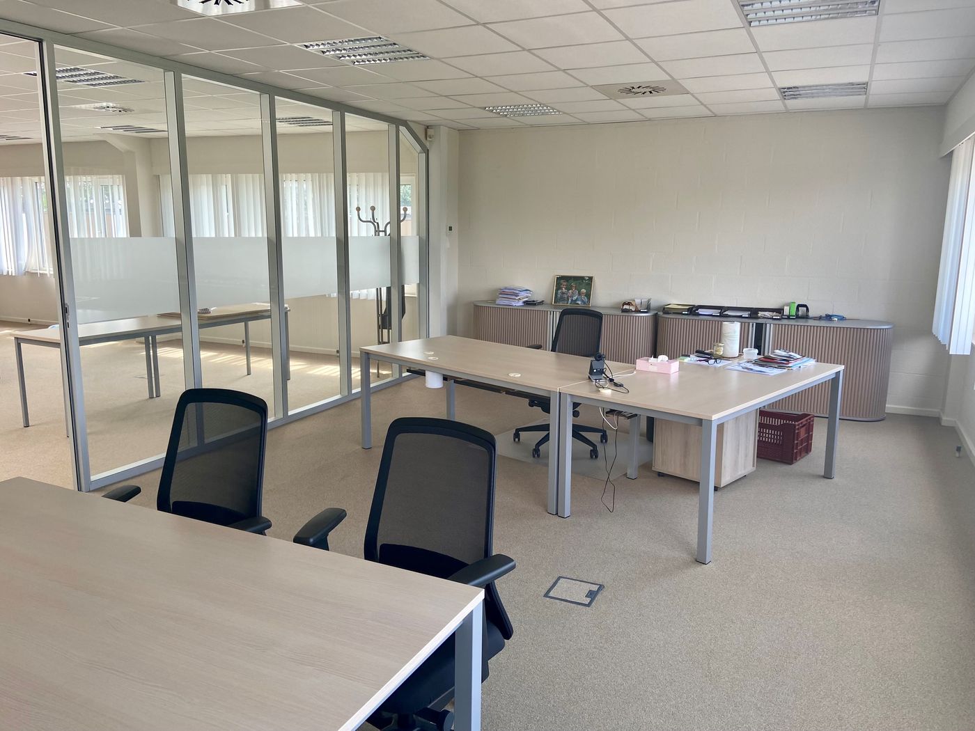 910 m² instapklare kantoren vlakbij E40 te huur - photo 5